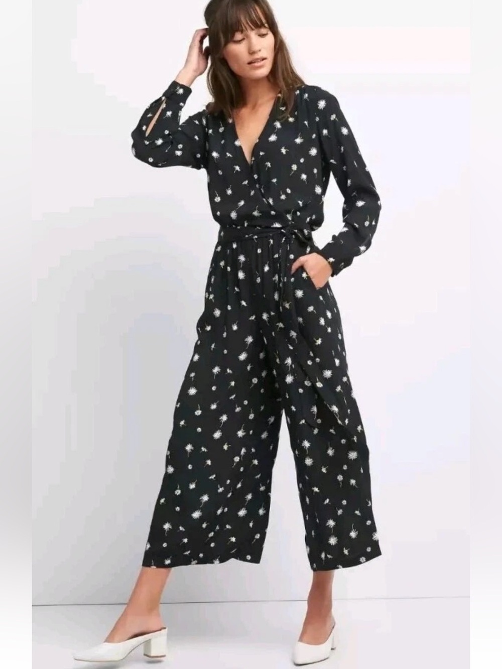 GAP Long Sleeve Black Floral Daisy Wrap Jumpsuit Tie-Waist Belt Rayon Office